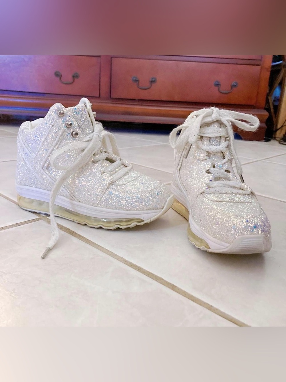 ISO YRU QOZMO AIIRE SIZE 9 WHITE GLITTER